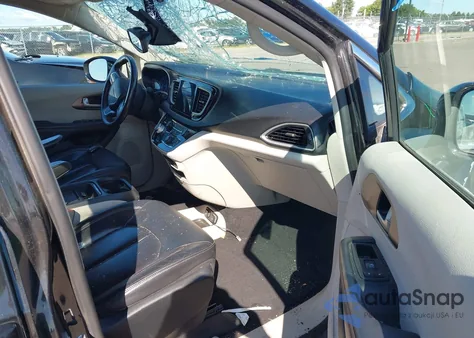 2017 Chrysler Pacifica Touring-L z USA, uszkodzony, nr VIN 2C4RC1BG2HR591142